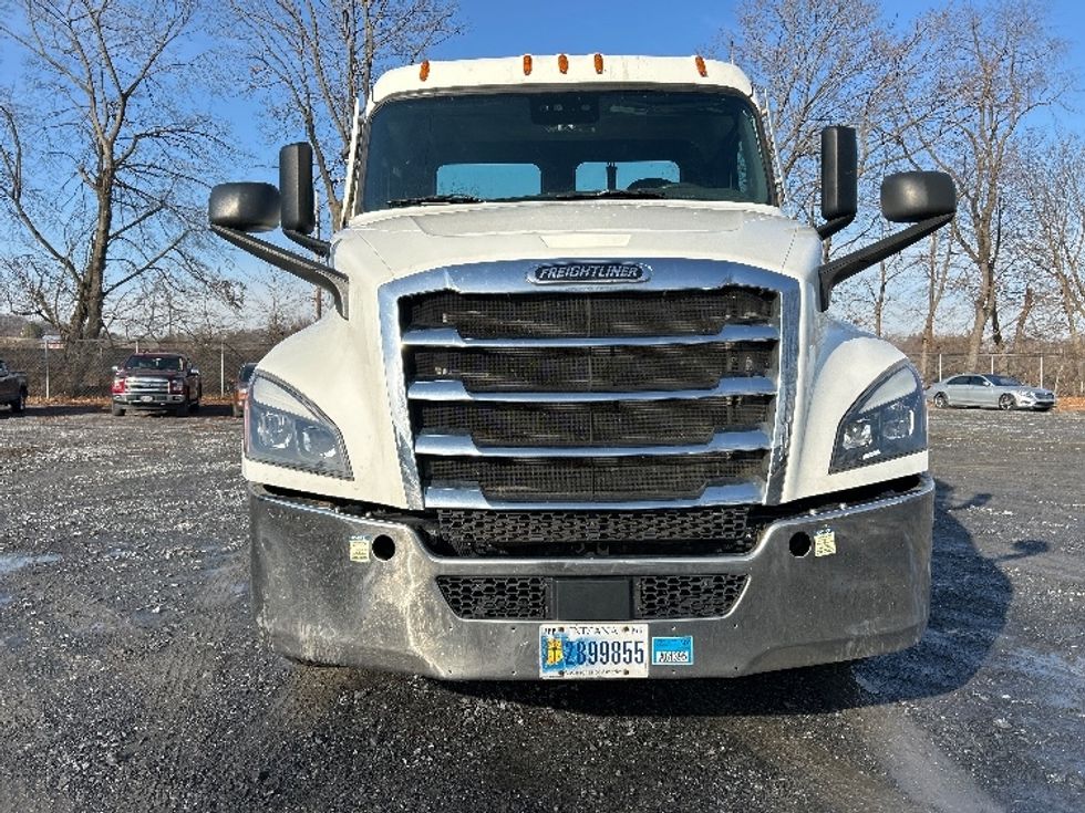 2020 Freightliner Cascadia 126" Day cab photo 2