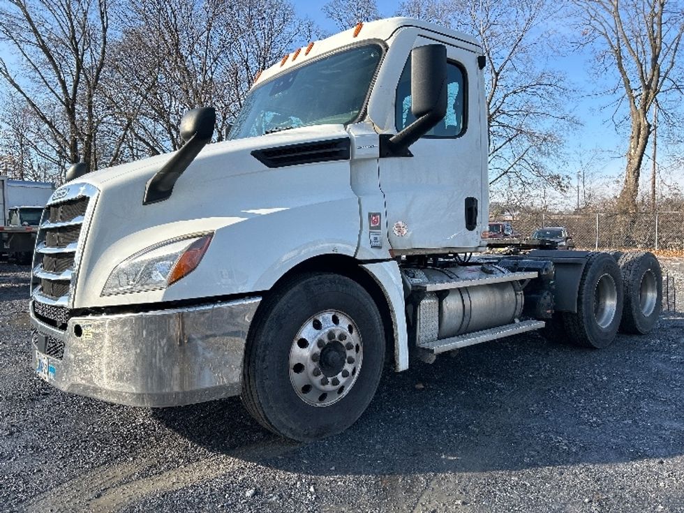 2020 Freightliner Cascadia 126" Day cab photo 3