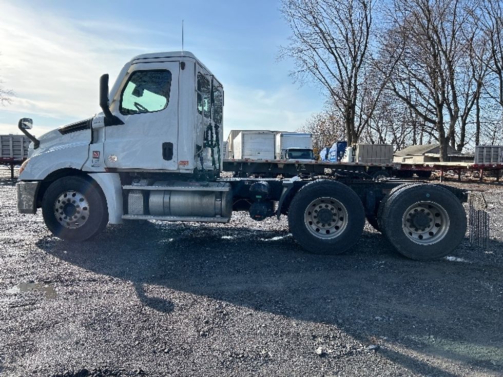 2020 Freightliner Cascadia 126" Day cab photo 4