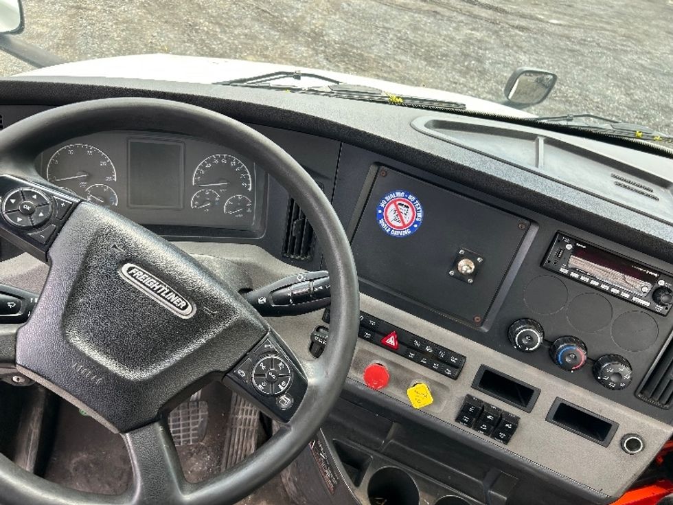 Day Cab Tractor-Heavy Duty Tractors-Freightliner-2020-T12664ST-Harrisburg-PA-597,591\n\t\tmiles-$ 36,250 - Image 11