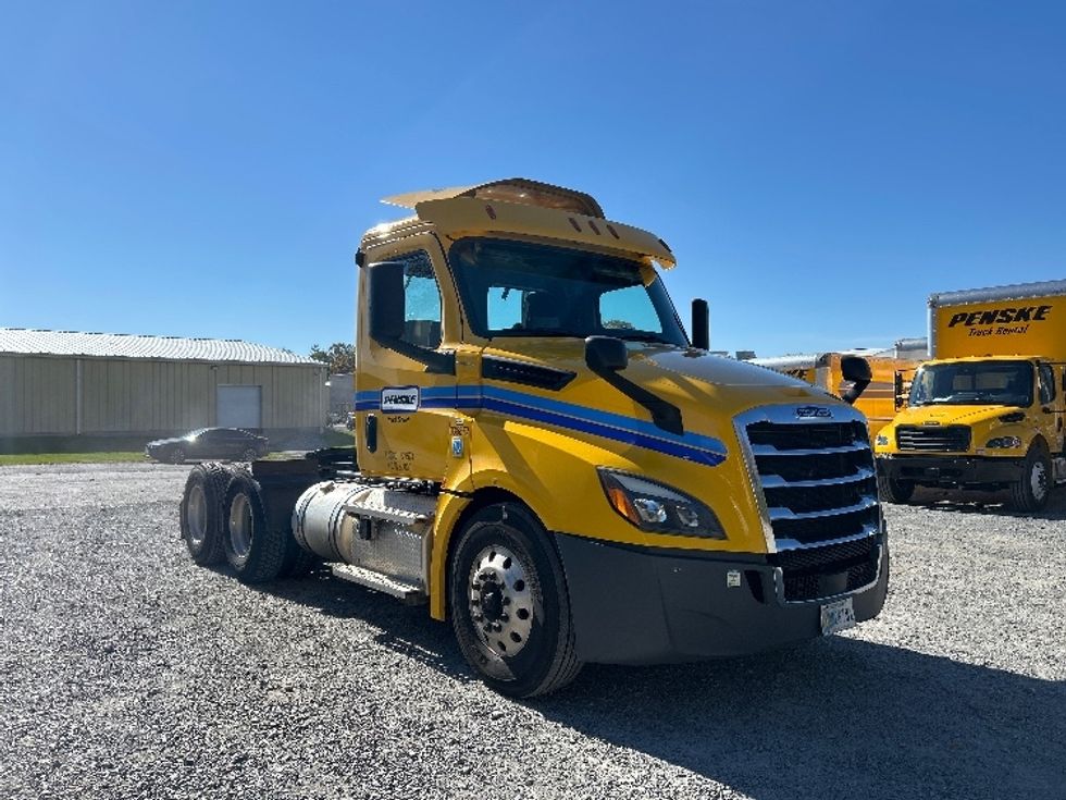 Day Cab Tractor-Heavy Duty Tractors-Freightliner-2020-T12664ST-Harrisburg-PA-599,250\n\t\tmiles-$ 30,750 - Image 1