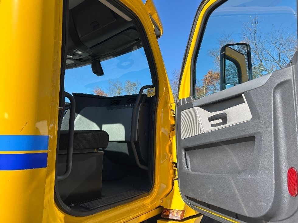 Day Cab Tractor-Heavy Duty Tractors-Freightliner-2020-T12664ST-Harrisburg-PA-599,250\n\t\tmiles-$ 30,750 - Image 12