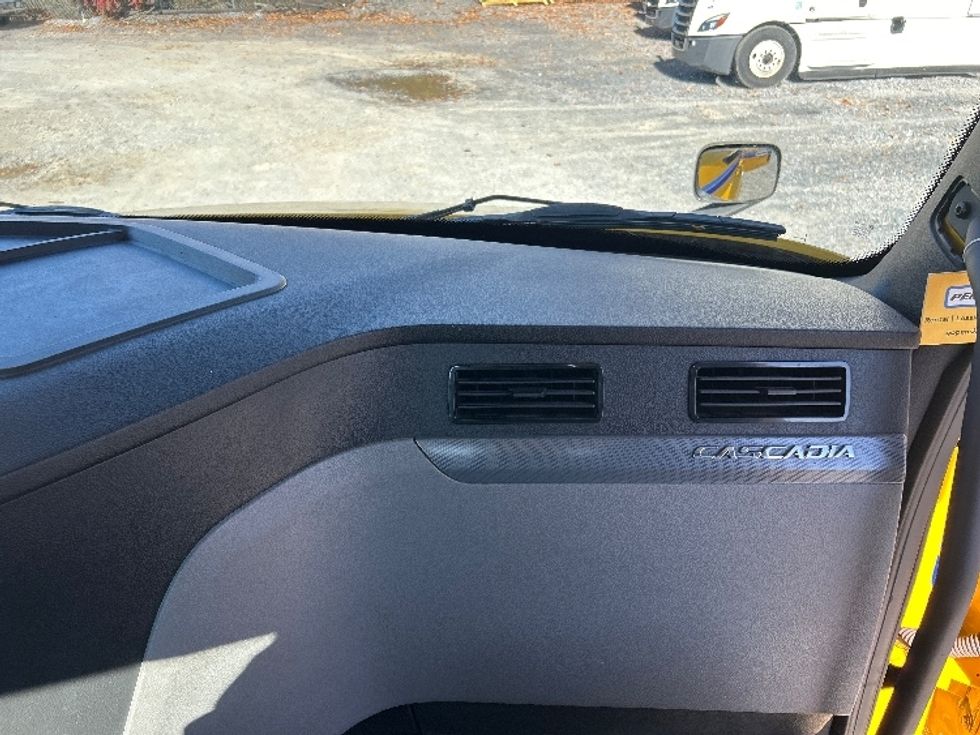 Day Cab Tractor-Heavy Duty Tractors-Freightliner-2020-T12664ST-Harrisburg-PA-599,250\n\t\tmiles-$ 30,750 - Image 13