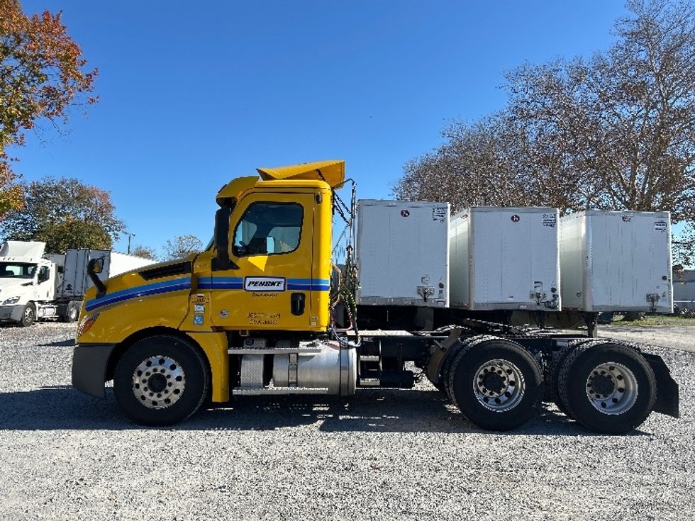 Day Cab Tractor-Heavy Duty Tractors-Freightliner-2020-T12664ST-Harrisburg-PA-599,250\n\t\tmiles-$ 30,750 - Image 4