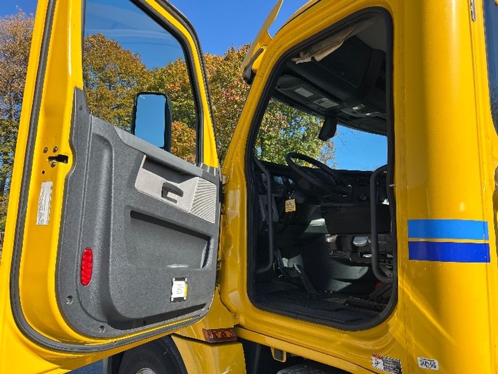 Day Cab Tractor-Heavy Duty Tractors-Freightliner-2020-T12664ST-Harrisburg-PA-599,250\n\t\tmiles-$ 30,750 - Image 9