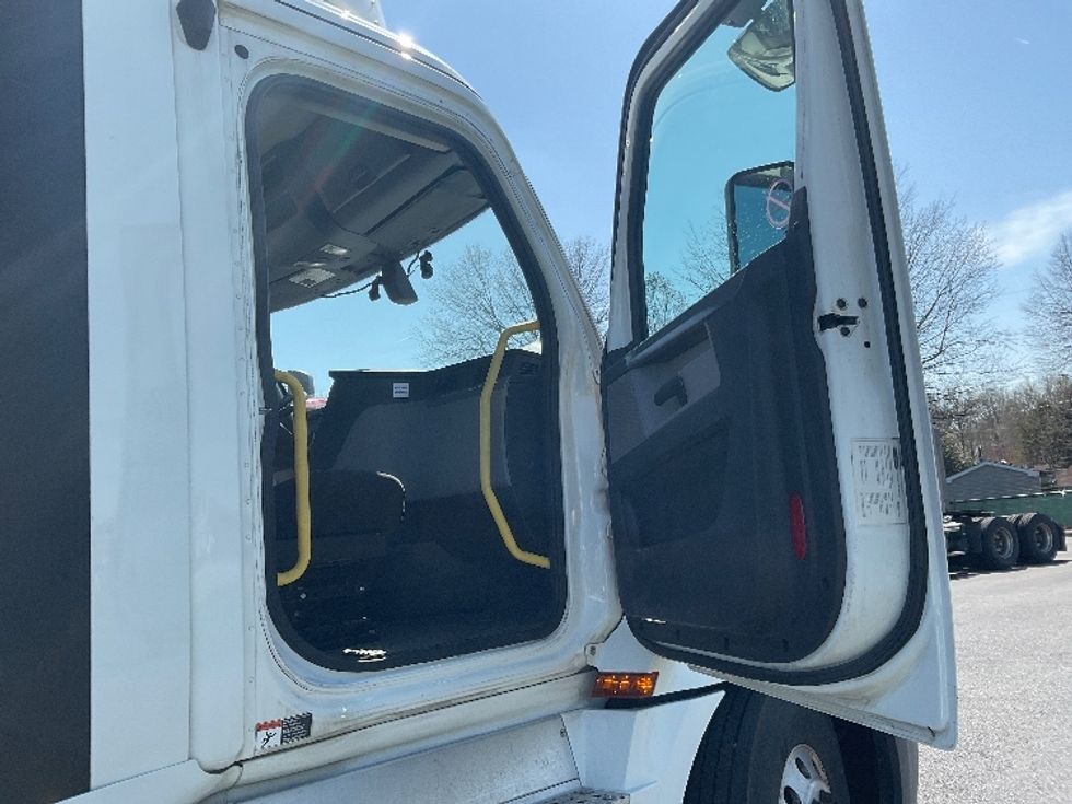 Day Cab Tractor-Heavy Duty Tractors-Freightliner-2020-T12664ST-Harrisburg-PA-724,893\n\t\tmiles-$ 28,750 - Image 12