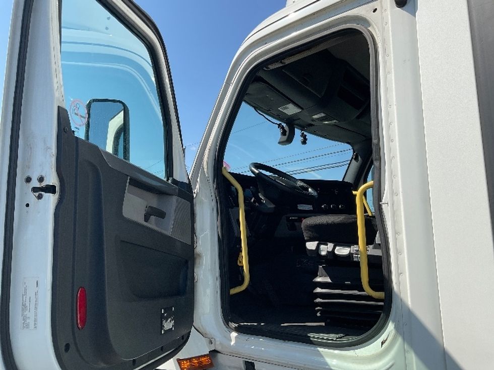 Day Cab Tractor-Heavy Duty Tractors-Freightliner-2020-T12664ST-Harrisburg-PA-724,893\n\t\tmiles-$ 28,750 - Image 9