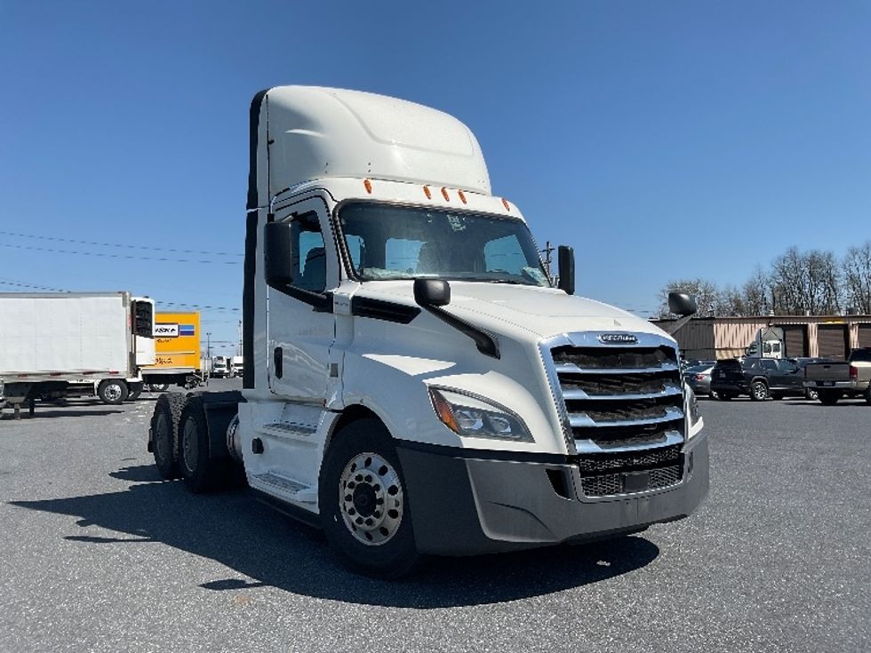 Day Cab Tractor-Heavy Duty Tractors-Freightliner-2020-T12664ST-Harrisburg-PA-726,418\n\t\tmiles-$ 26,250 - Image 1