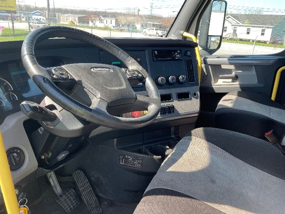 Day Cab Tractor-Heavy Duty Tractors-Freightliner-2020-T12664ST-Harrisburg-PA-726,418\n\t\tmiles-$ 26,250 - Image 10