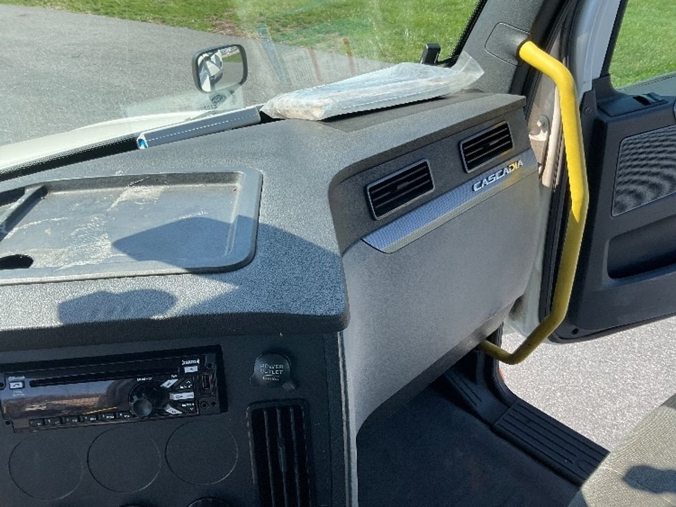 Day Cab Tractor-Heavy Duty Tractors-Freightliner-2020-T12664ST-Harrisburg-PA-726,418\n\t\tmiles-$ 26,250 - Image 13