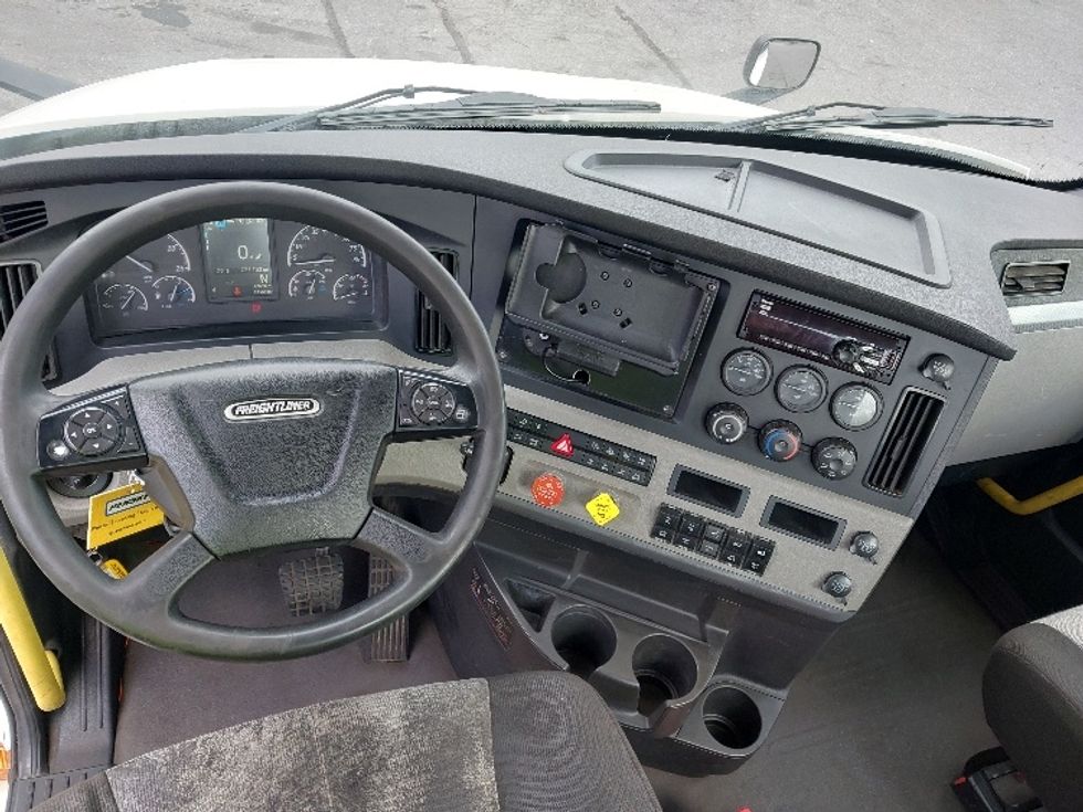 Day Cab Tractor-Heavy Duty Tractors-Freightliner-2020-T12664ST-Harrisburg-PA-776,452\n\t\tmiles-$ 30,750 - Image 11