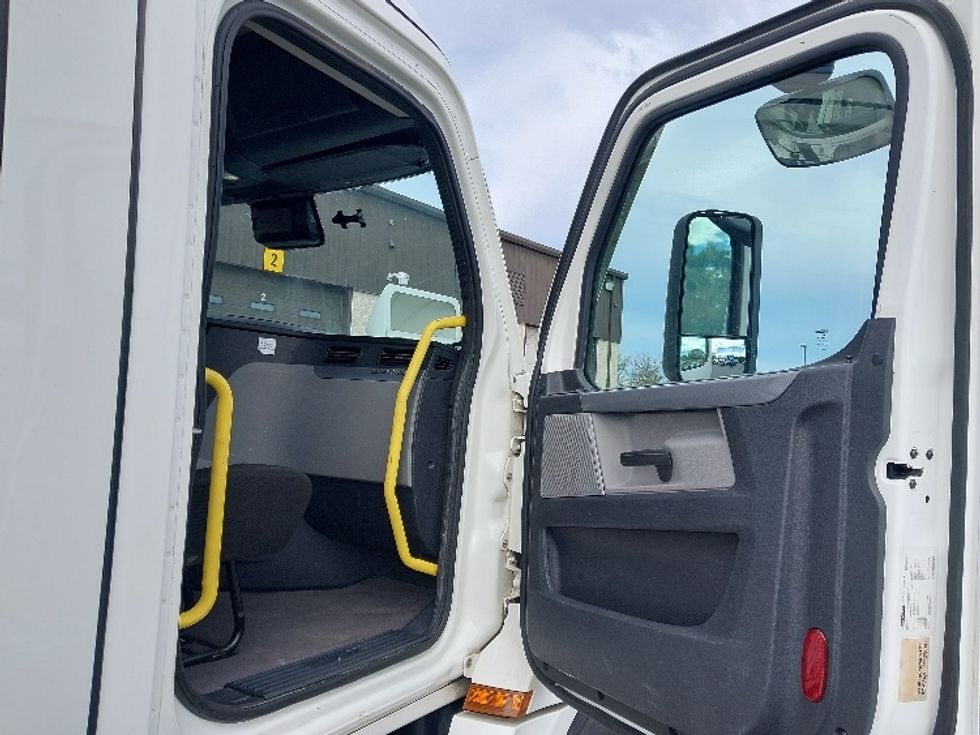 Day Cab Tractor-Heavy Duty Tractors-Freightliner-2020-T12664ST-Harrisburg-PA-776,452\n\t\tmiles-$ 30,750 - Image 12