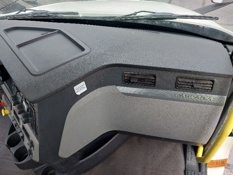 Day Cab Tractor-Heavy Duty Tractors-Freightliner-2020-T12664ST-Harrisburg-PA-776,452\n\t\tmiles-$ 30,750 - Image 13