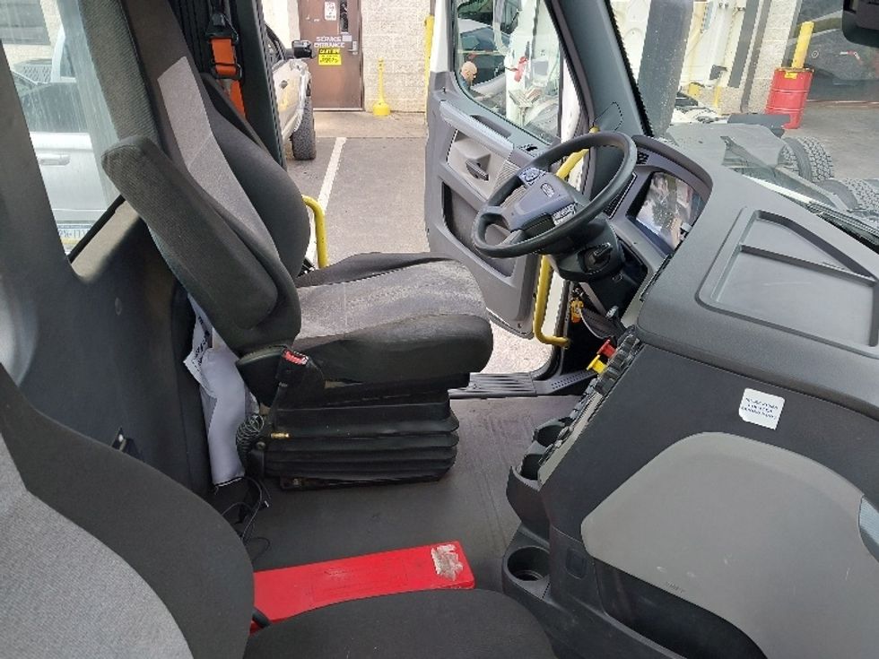 Day Cab Tractor-Heavy Duty Tractors-Freightliner-2020-T12664ST-Harrisburg-PA-776,452\n\t\tmiles-$ 30,750 - Image 14