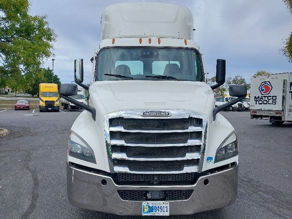 2020 Freightliner Cascadia 126" Day cab photo 2