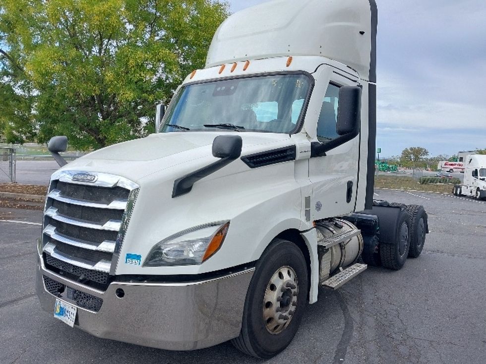 2020 Freightliner Cascadia 126" Day cab photo 3