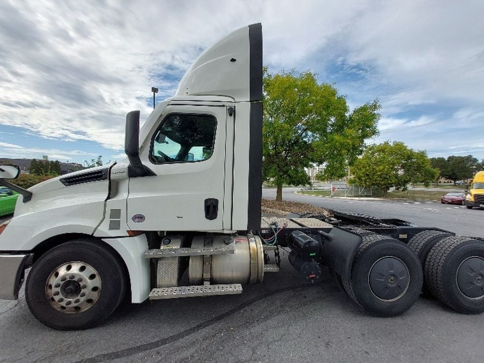 2020 Freightliner Cascadia 126" Day cab photo 4