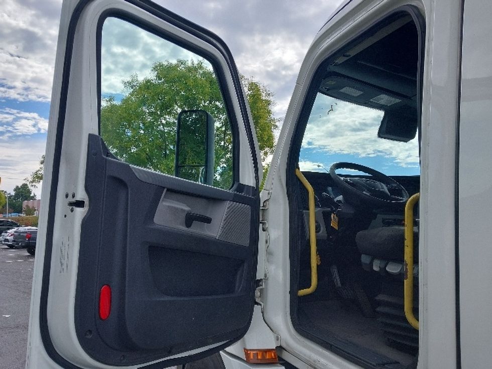 Day Cab Tractor-Heavy Duty Tractors-Freightliner-2020-T12664ST-Harrisburg-PA-776,452\n\t\tmiles-$ 30,750 - Image 9