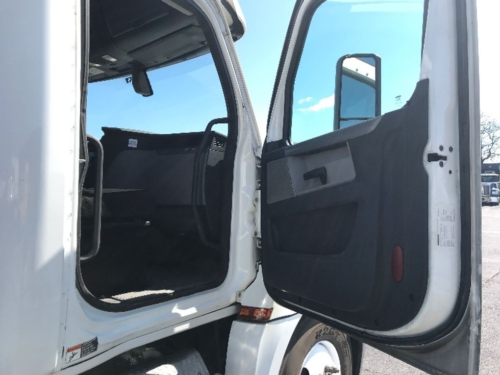 Day Cab Tractor-Heavy Duty Tractors-Freightliner-2020-T12664ST-Harrisonburg-VA-256,509\n\t\tmiles-$ 53,750 - Image 12