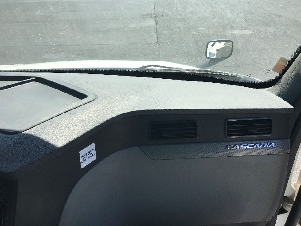 Day Cab Tractor-Heavy Duty Tractors-Freightliner-2020-T12664ST-Harrisonburg-VA-256,509\n\t\tmiles-$ 53,750 - Image 13