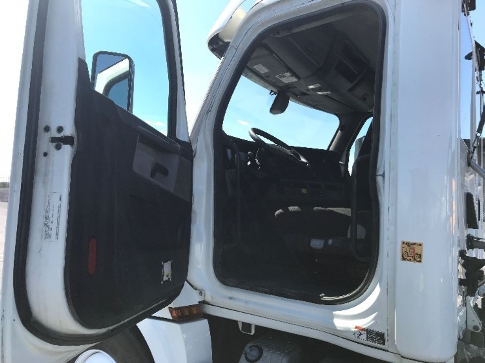 Day Cab Tractor-Heavy Duty Tractors-Freightliner-2020-T12664ST-Harrisonburg-VA-256,509\n\t\tmiles-$ 53,750 - Image 9