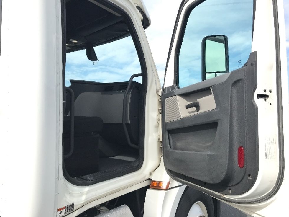 Day Cab Tractor-Heavy Duty Tractors-Freightliner-2020-T12664ST-Harrisonburg-VA-263,415\n\t\tmiles-$ 59,500 - Image 12