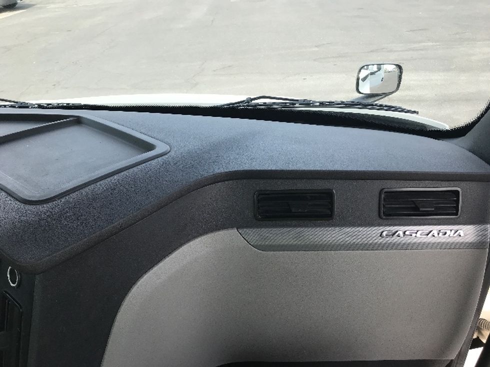 Day Cab Tractor-Heavy Duty Tractors-Freightliner-2020-T12664ST-Harrisonburg-VA-263,415\n\t\tmiles-$ 59,500 - Image 13