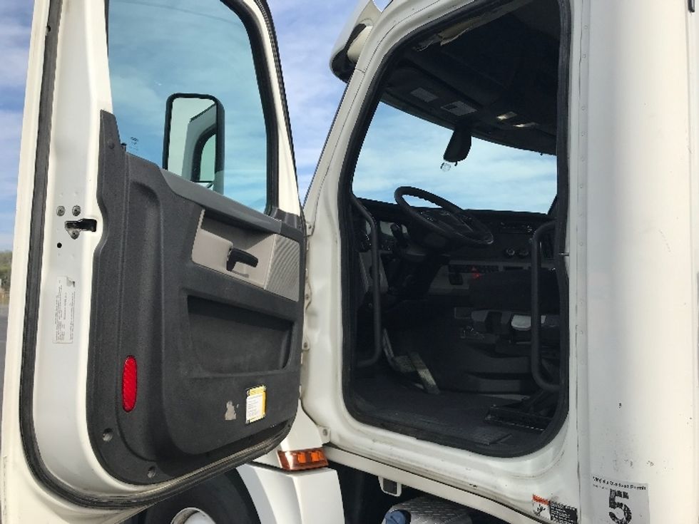 Day Cab Tractor-Heavy Duty Tractors-Freightliner-2020-T12664ST-Harrisonburg-VA-263,415\n\t\tmiles-$ 59,500 - Image 9