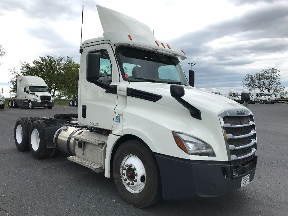 Day Cab Tractor-Heavy Duty Tractors-Freightliner-2020-T12664ST-Harrisonburg-VA-276,006\n\t\tmiles-$ 58,750 - Image 1
