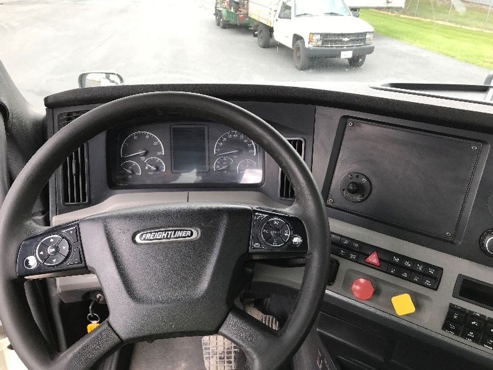 Day Cab Tractor-Heavy Duty Tractors-Freightliner-2020-T12664ST-Harrisonburg-VA-276,006\n\t\tmiles-$ 58,750 - Image 11