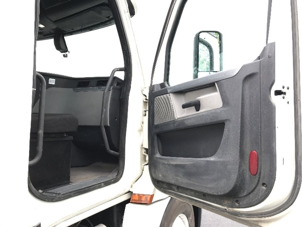 Day Cab Tractor-Heavy Duty Tractors-Freightliner-2020-T12664ST-Harrisonburg-VA-276,006\n\t\tmiles-$ 58,750 - Image 12