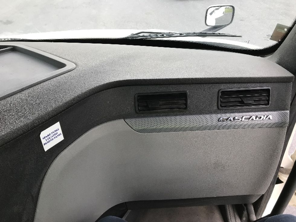 Day Cab Tractor-Heavy Duty Tractors-Freightliner-2020-T12664ST-Harrisonburg-VA-276,006\n\t\tmiles-$ 58,750 - Image 14