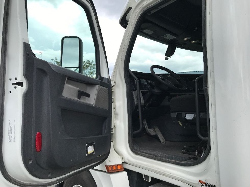 Day Cab Tractor-Heavy Duty Tractors-Freightliner-2020-T12664ST-Harrisonburg-VA-276,006\n\t\tmiles-$ 58,750 - Image 9