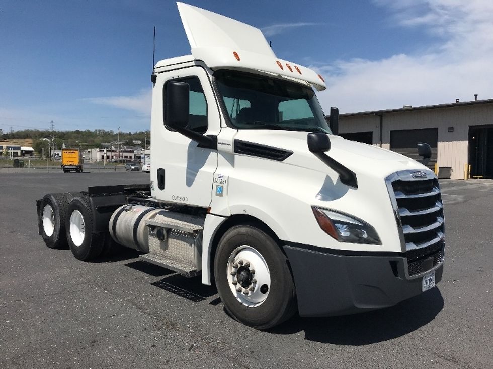 Day Cab Tractor-Heavy Duty Tractors-Freightliner-2020-T12664ST-Harrisonburg-VA-321,703\n\t\tmiles-$ 55,750 - Image 1