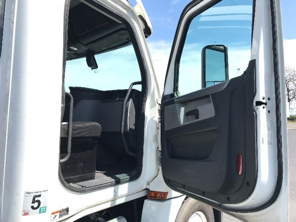 Day Cab Tractor-Heavy Duty Tractors-Freightliner-2020-T12664ST-Harrisonburg-VA-321,703\n\t\tmiles-$ 55,750 - Image 13