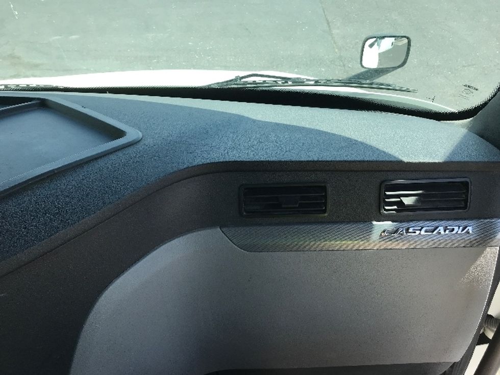 Day Cab Tractor-Heavy Duty Tractors-Freightliner-2020-T12664ST-Harrisonburg-VA-321,703\n\t\tmiles-$ 55,750 - Image 14