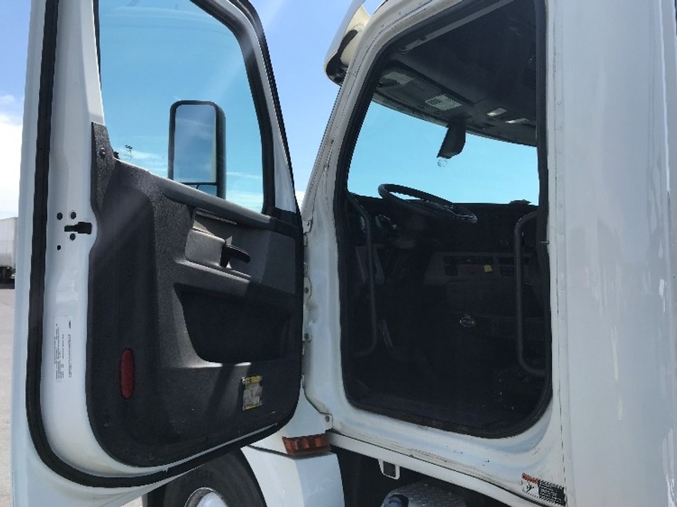 Day Cab Tractor-Heavy Duty Tractors-Freightliner-2020-T12664ST-Harrisonburg-VA-321,703\n\t\tmiles-$ 55,750 - Image 9