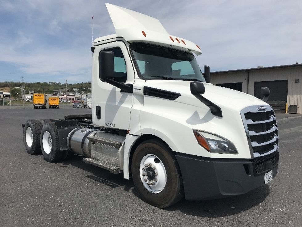 Day Cab Tractor-Heavy Duty Tractors-Freightliner-2020-T12664ST-Harrisonburg-VA-351,152\n\t\tmiles-$ 54,000 - Image 1