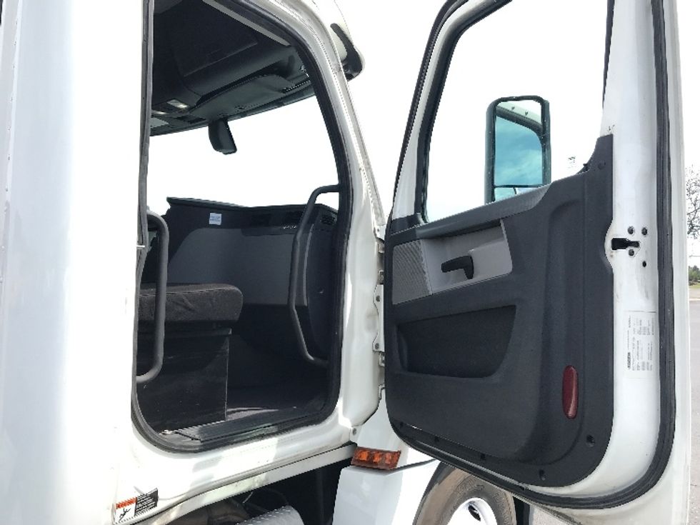 Day Cab Tractor-Heavy Duty Tractors-Freightliner-2020-T12664ST-Harrisonburg-VA-351,152\n\t\tmiles-$ 54,000 - Image 12