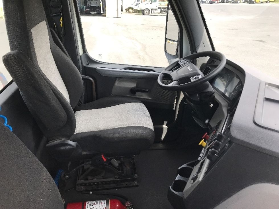 Day Cab Tractor-Heavy Duty Tractors-Freightliner-2020-T12664ST-Harrisonburg-VA-351,152\n\t\tmiles-$ 54,000 - Image 14