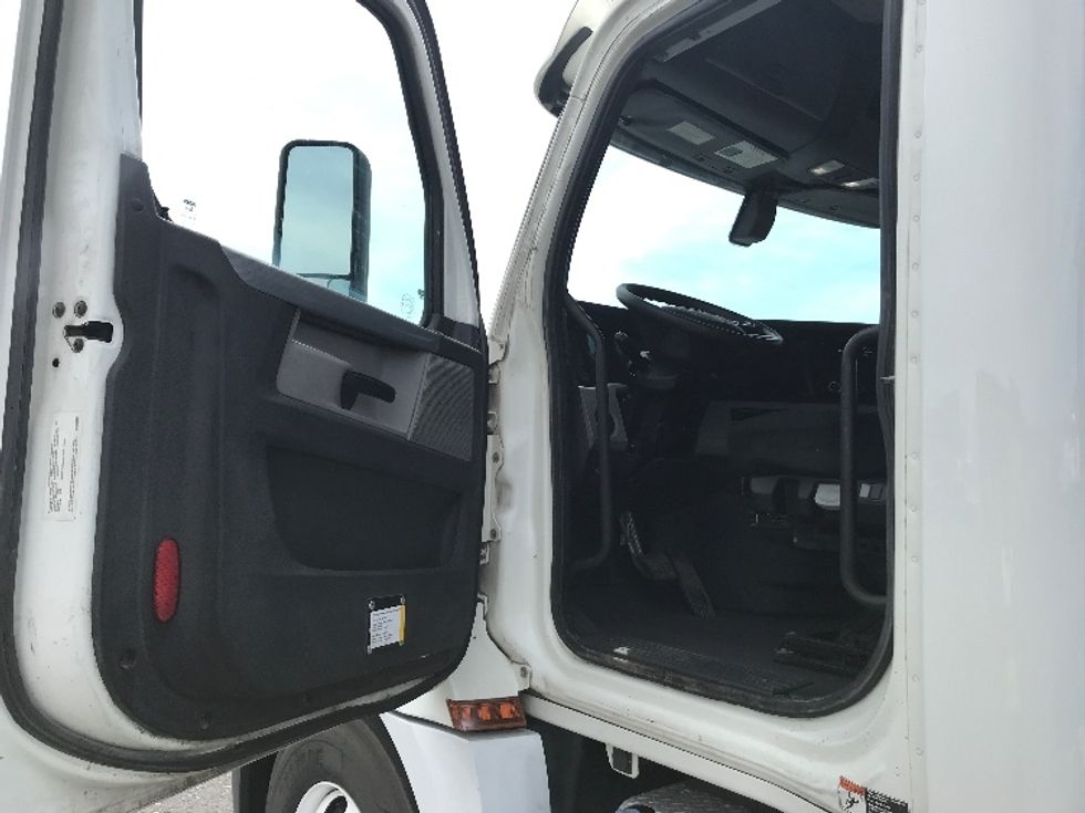 Day Cab Tractor-Heavy Duty Tractors-Freightliner-2020-T12664ST-Harrisonburg-VA-351,152\n\t\tmiles-$ 54,000 - Image 9