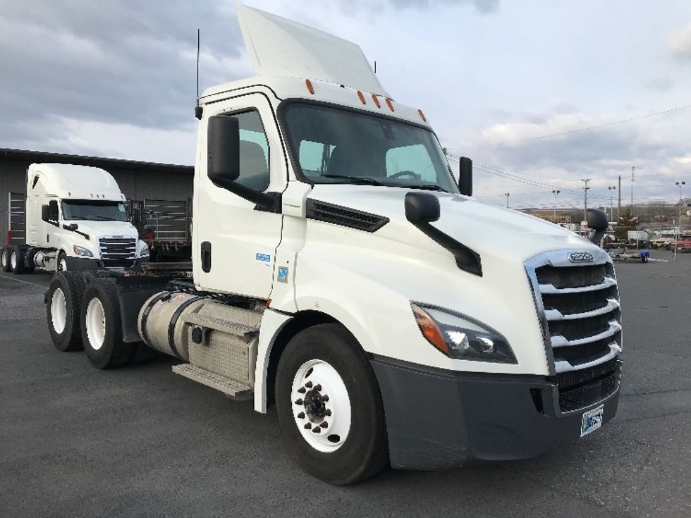 Day Cab Tractor-Heavy Duty Tractors-Freightliner-2020-T12664ST-Harrisonburg-VA-550,783\n\t\tmiles-$ 39,000 - Image 1