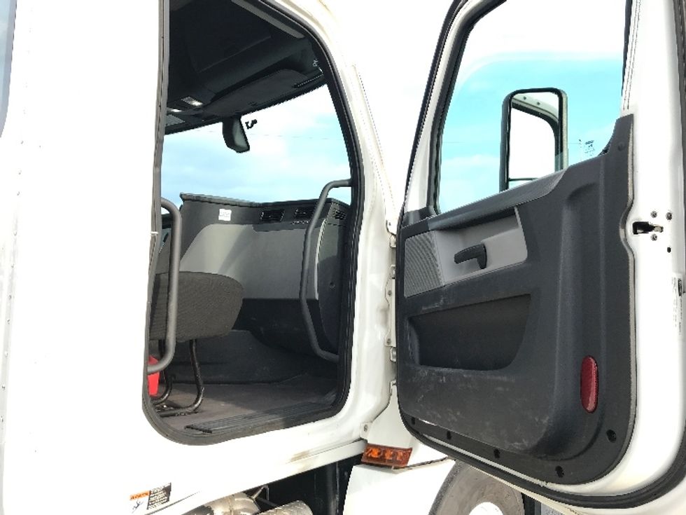 Day Cab Tractor-Heavy Duty Tractors-Freightliner-2020-T12664ST-Harrisonburg-VA-550,783\n\t\tmiles-$ 39,000 - Image 12