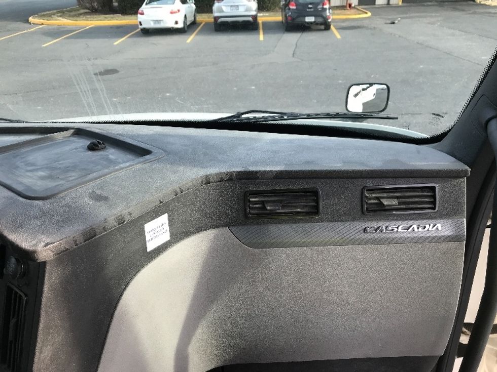 Day Cab Tractor-Heavy Duty Tractors-Freightliner-2020-T12664ST-Harrisonburg-VA-550,783\n\t\tmiles-$ 39,000 - Image 13