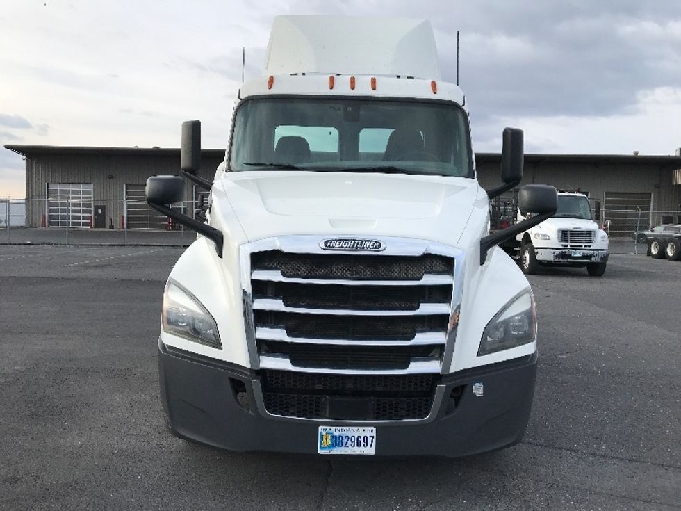 Day Cab Tractor-Heavy Duty Tractors-Freightliner-2020-T12664ST-Harrisonburg-VA-550,783\n\t\tmiles-$ 39,000 - Image 2
