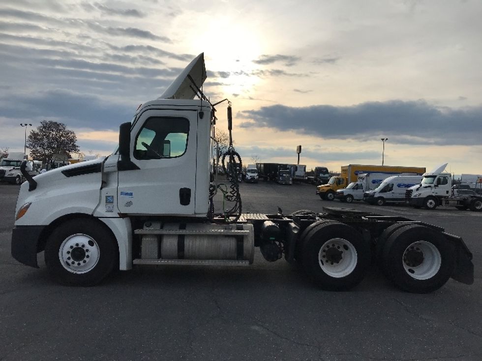Day Cab Tractor-Heavy Duty Tractors-Freightliner-2020-T12664ST-Harrisonburg-VA-550,783\n\t\tmiles-$ 39,000 - Image 4