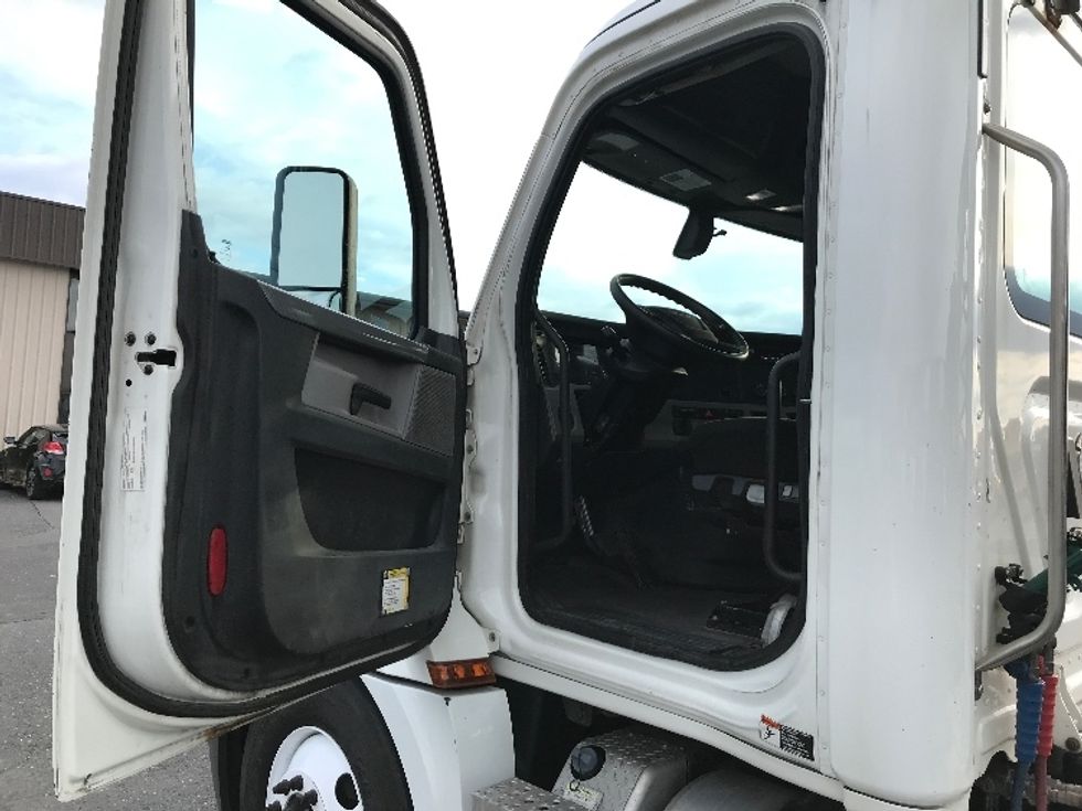 Day Cab Tractor-Heavy Duty Tractors-Freightliner-2020-T12664ST-Harrisonburg-VA-550,783\n\t\tmiles-$ 39,000 - Image 9