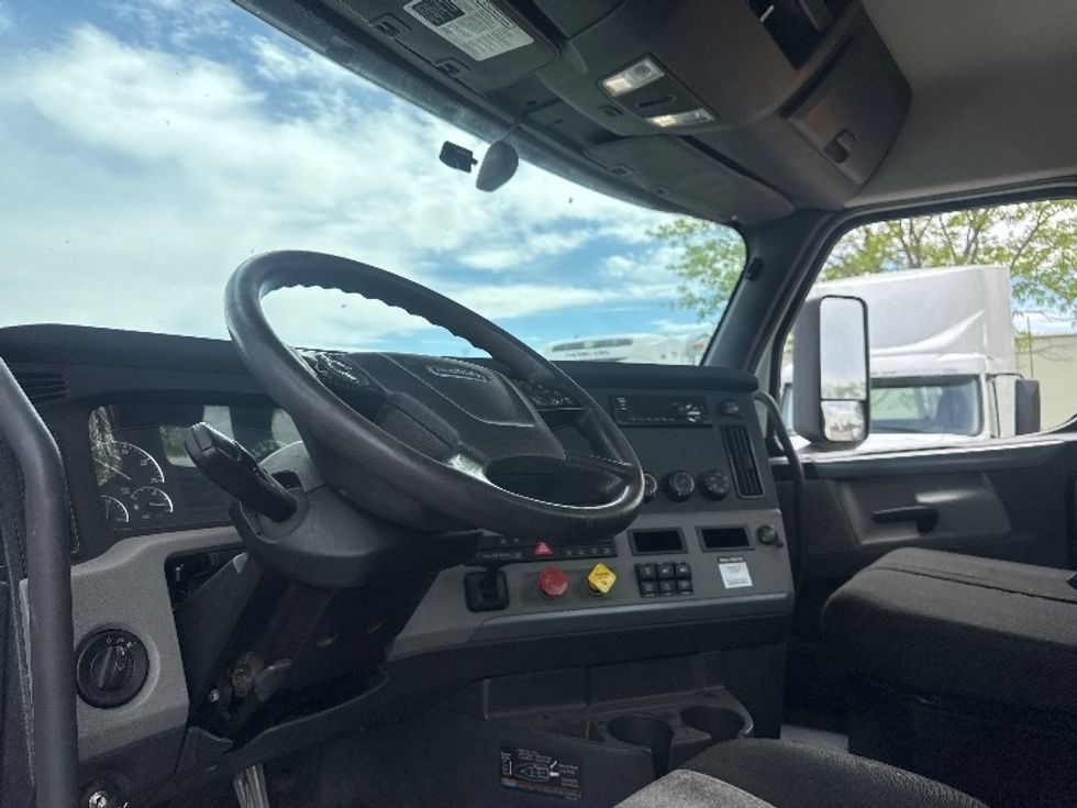 Day Cab Tractor-Heavy Duty Tractors-Freightliner-2020-T12664ST-Hazelwood-MO-584,885\n\t\tmiles-$ 41,000 - Image 10