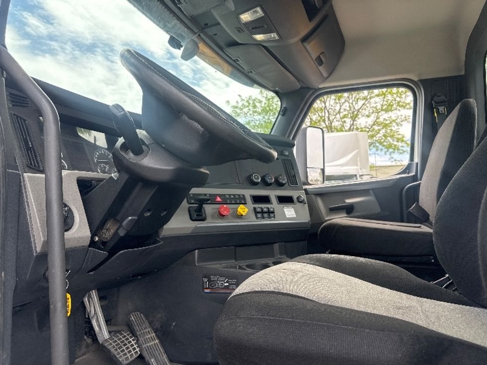 Day Cab Tractor-Heavy Duty Tractors-Freightliner-2020-T12664ST-Hazelwood-MO-584,885\n\t\tmiles-$ 41,000 - Image 9