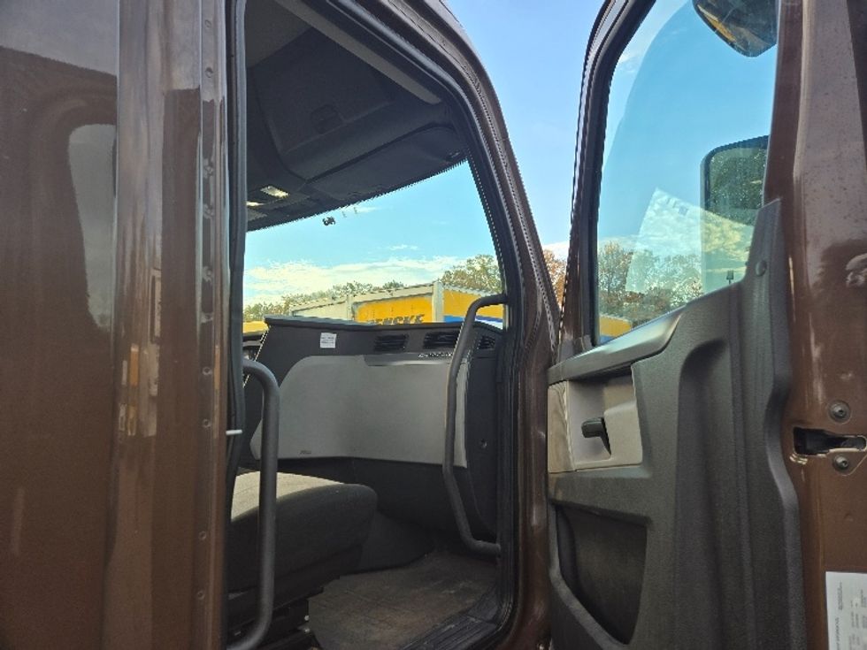Day Cab Tractor-Heavy Duty Tractors-Freightliner-2020-T12664ST-Hazleton-PA-149,678\n\t\tmiles-$ 56,250 - Image 12